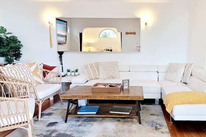 Home in Venice Beach, Family-Friendly, Hot Tub!