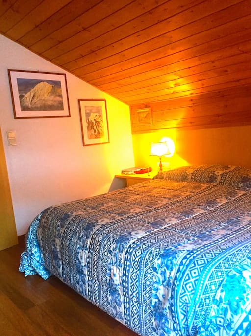 La camera da letto principale, con un comodo letto matrimoniale (due materassi separati).