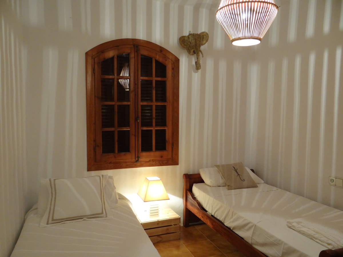 Segunda habitación - Second bedroom at night