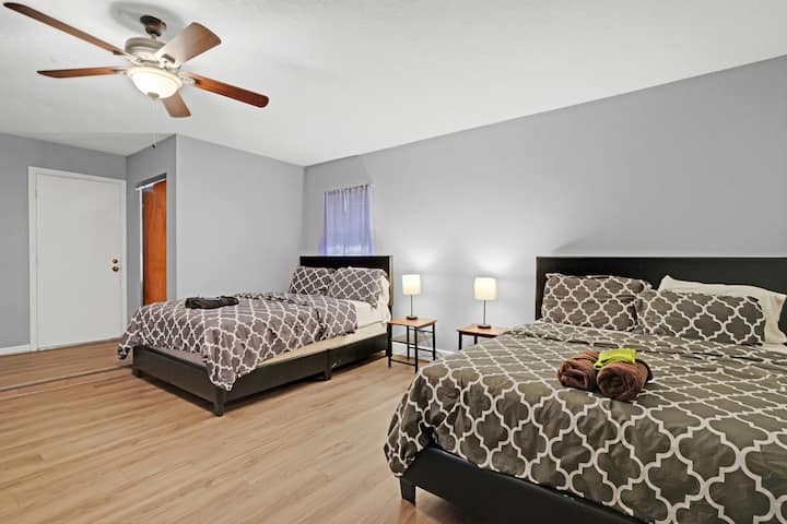 ฝันไปด้วยกันพักผ่อนให้ห่างกัน ที่พัก 2 เตียงที่อบอุ่นของเราเป็นพื้นที่สำหรับช่วงเวลาที่ใช้ร่วมกันและความสงบของแต่ละบุคคล 