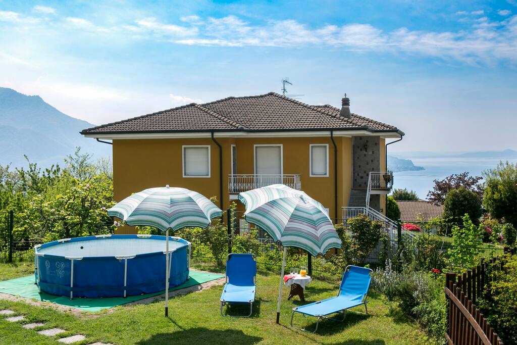 Zona lettini, piscina.