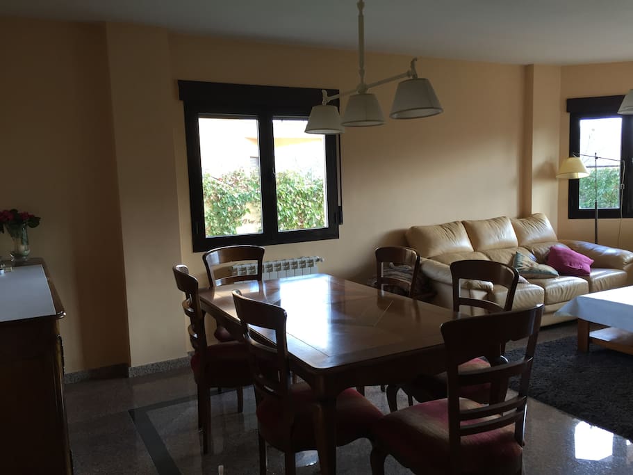 Comedor con mesa 1,80 cm con modulo extensible a 2,10cm.