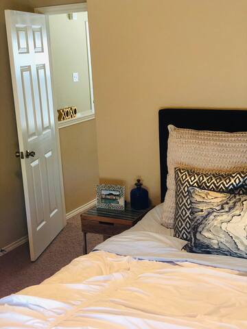 Cozy, blue suite near USAA, Med Center, and UTSA.
