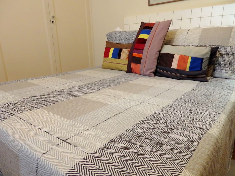 quarto com cama king super confortável