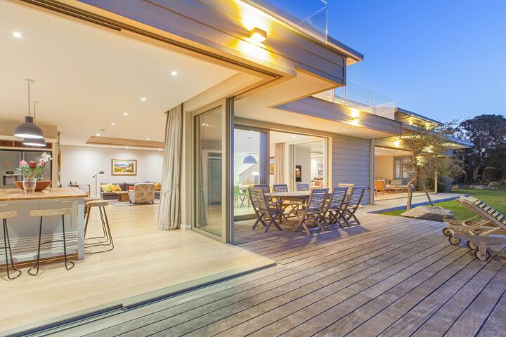 Llandudno Beach House -views of sea, beach & rocks gallery image 2
