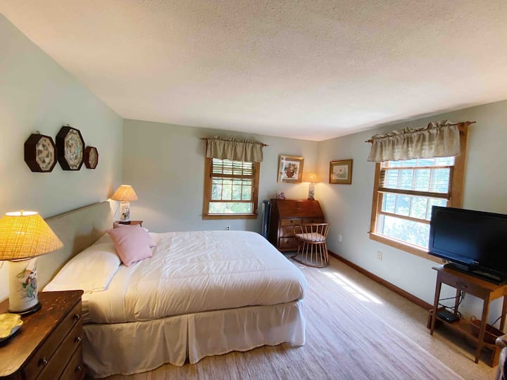 Моряшка спалня тип „Свети Валентин Куин“ с плоскоекранен телевизор