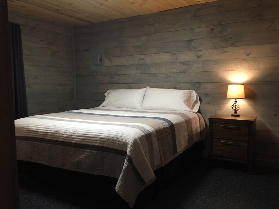 Bedroom w/ King Bed
