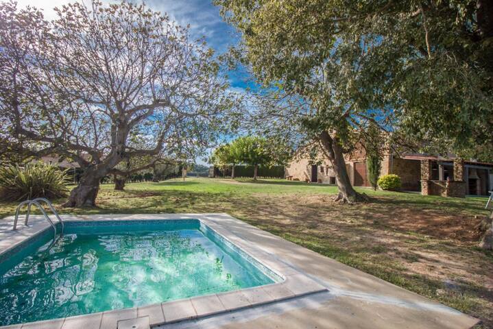 Masía de piedra con enorme jardín y piscina gallery image 3