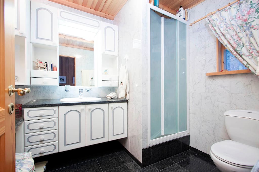 Master suite bathroom