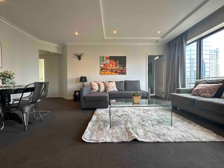 HeartCBD LUX Top Floor 2 Bedroom /Pool/Spa/GYM