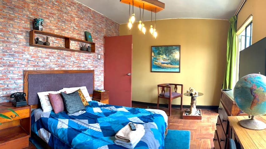 Boutique Rustic room, private bathroom. Breakfast