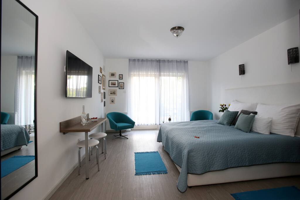 Nagyobb szoba erkéllyel / Apartman 5