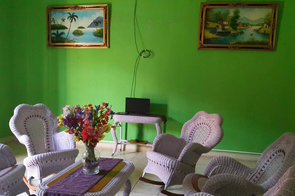 Sala colonial con TV, cable e Internet