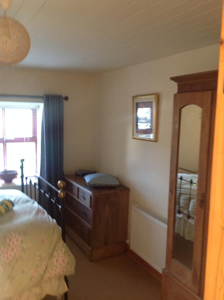 Спална соба 2
Традиционална спална соба со тепих со кревет од ковано железо и масичка и гардероба во стил на период. 