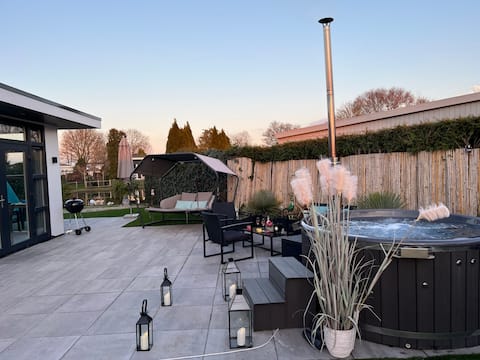 Luxury Chalet "WATER VIEW" Hot tub