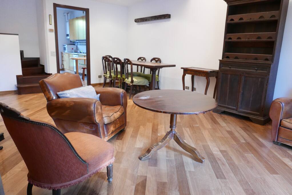 Das Wohnzimmer mit Sicht auf die Küche