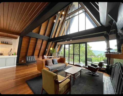 Black Cabin - Midcentury Cabin in the Mountains