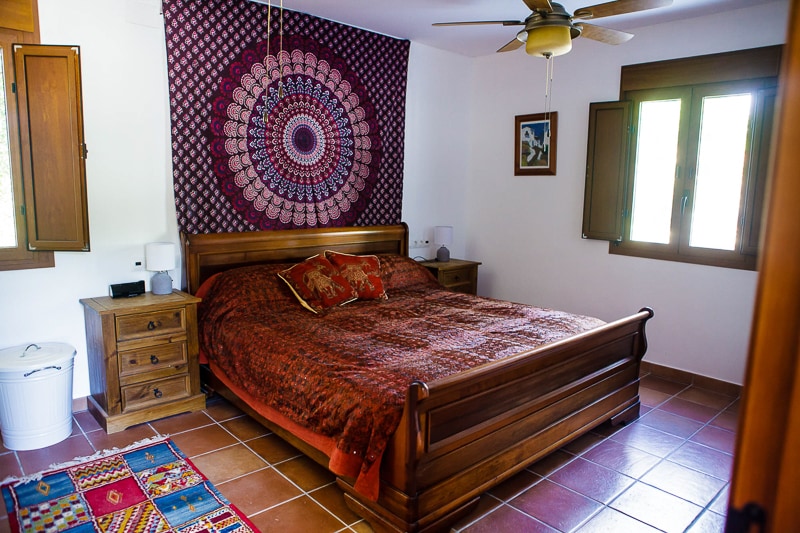 חדר שינה ראשי (מיטה בגודל סופר - קינג)