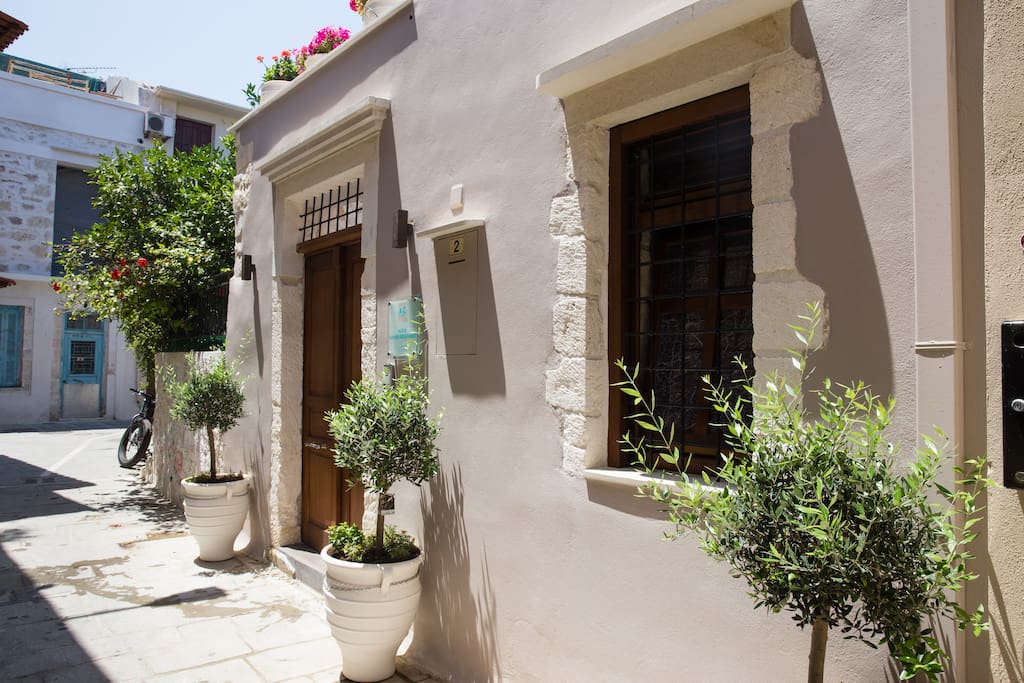 Entrance of the residence, set in the picturesque alleys of Rethymnos’ Old Town