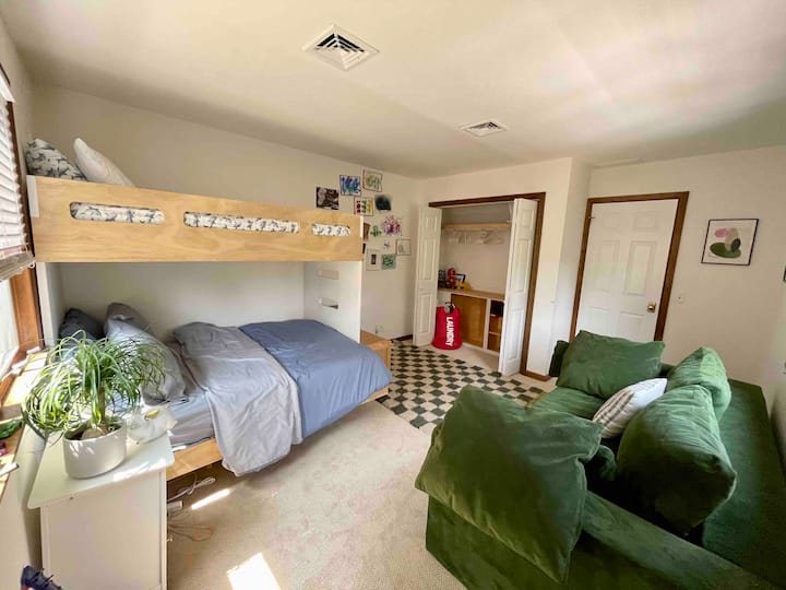 Habitación para niños o adultos 
Se adaptan a dos adultos en el colchón de tamaño completo y una litera superior de tamaño doble. O sofá queen para dos personas. El sofá es grande, por lo que ocupa mucho espacio en la habitación. 