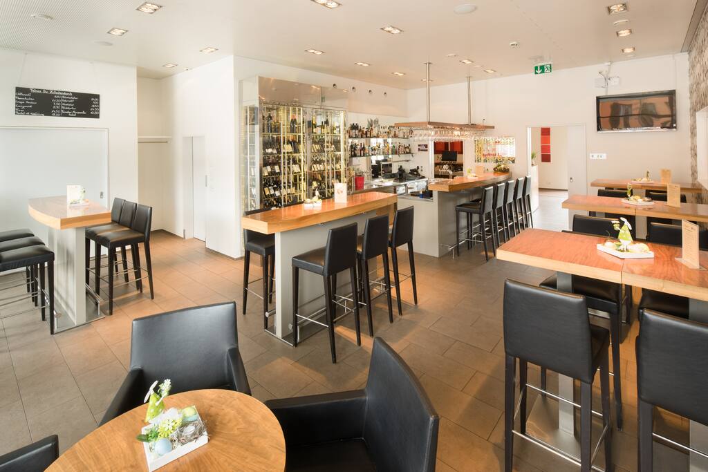 Weinbar mit Snackkarte
