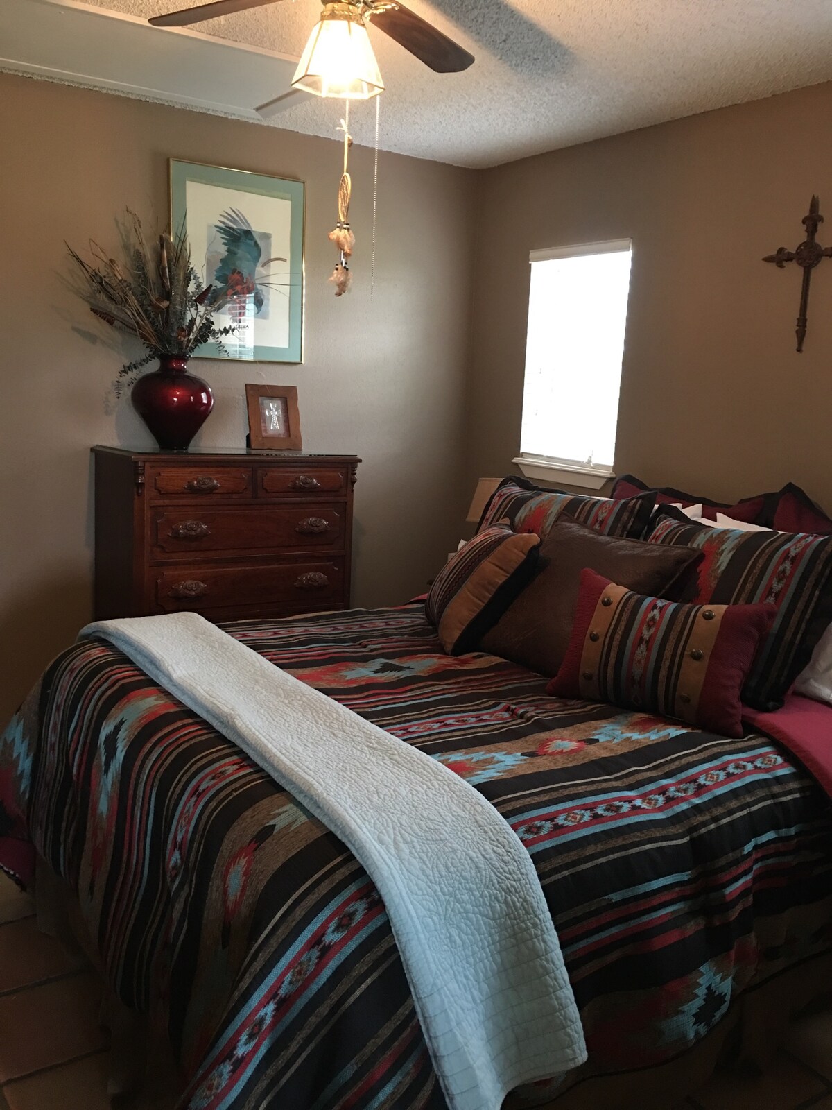 Comfortabel bed met volledig nieuw beddengoed.