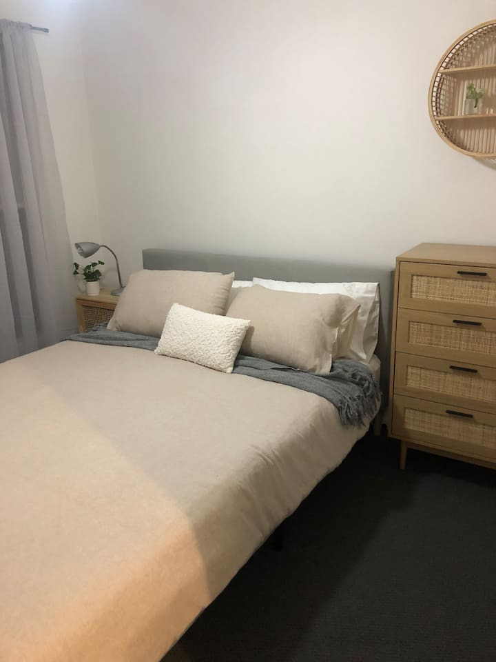 Спална соба2, брачен кревет (широк 150 -