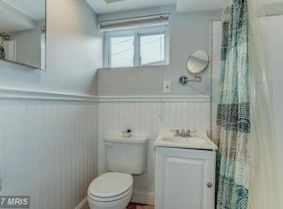 Private bathroom, recently renovated