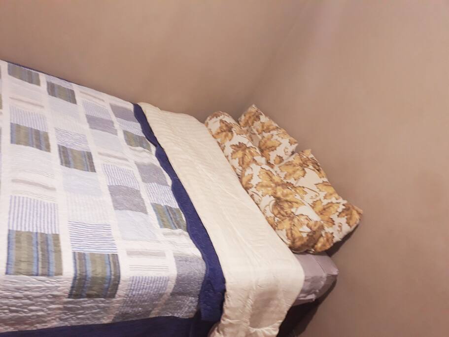 Cama de casal aguardando os hóspedes chegarem.