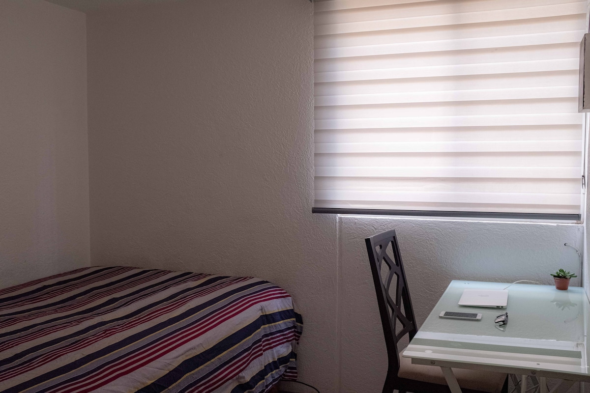 2号房配有双人床和书桌。