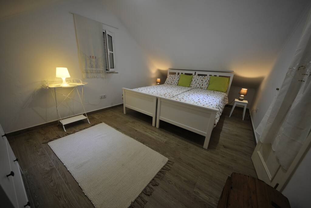 Chambre à coucher 1 lit 190x200 cmts.