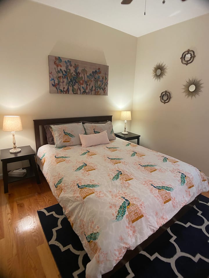 Vårt första sovrum i dubbelsängsstorlek har takfläkt, extra förvaring i garderoben och gott om belysning för komfort.  Sidorum innebär extra mörkt på natten för att sova.