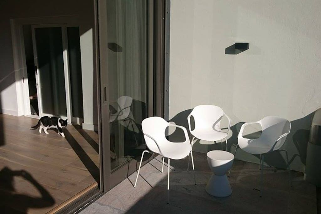 Bedroom 2 (top floor): Balcony with unobstructed views of Table Mountain, Lion's Head, Signal Hill and the city.