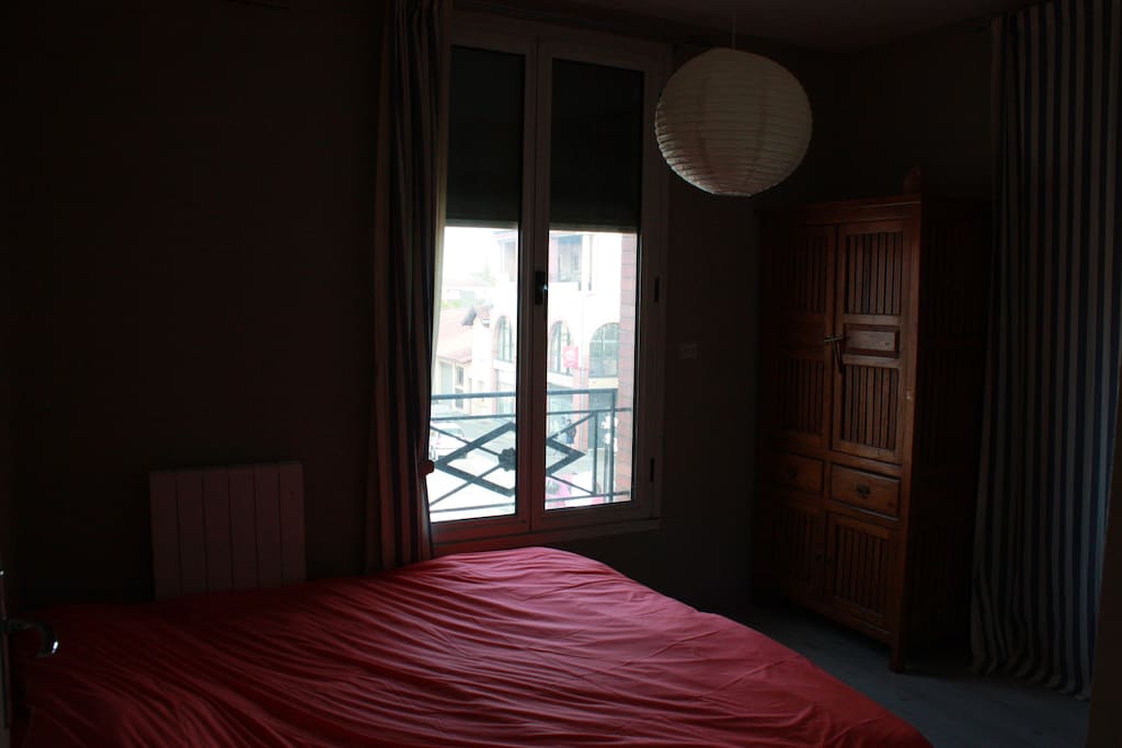 Chambre avec commode + dressing dans l'entrée à dispo + le lit est très grand super confort