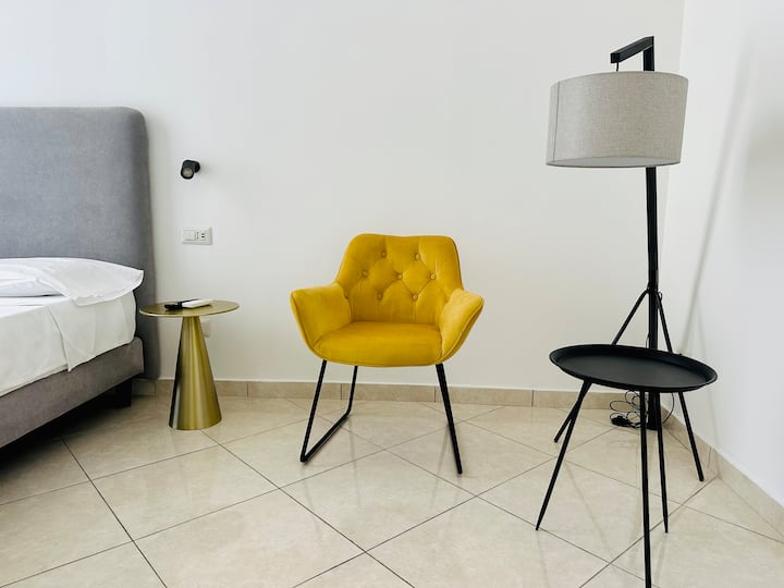 2b New Luxury Apt With Balcony In City Center - Nápoles