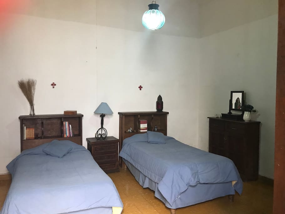La habitación estrellas es ideal para amigos o compañeros de trabajo, que tengan la intención de disfrutar de noches tranquilas en casa y de gran actividad y fiestas en sus alrededores.