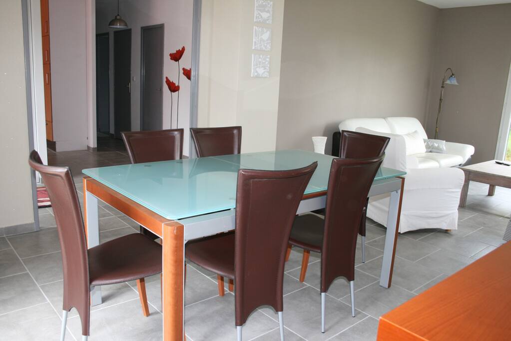 salle à manger, table en verre avec 2 rallonges possibles.