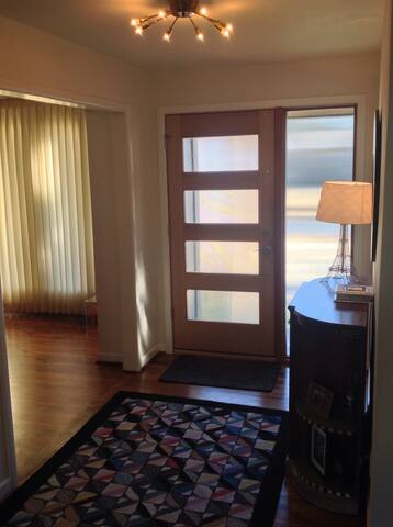 Mid-Century Mod Comfort: Business or Pleasure! gallery image 4