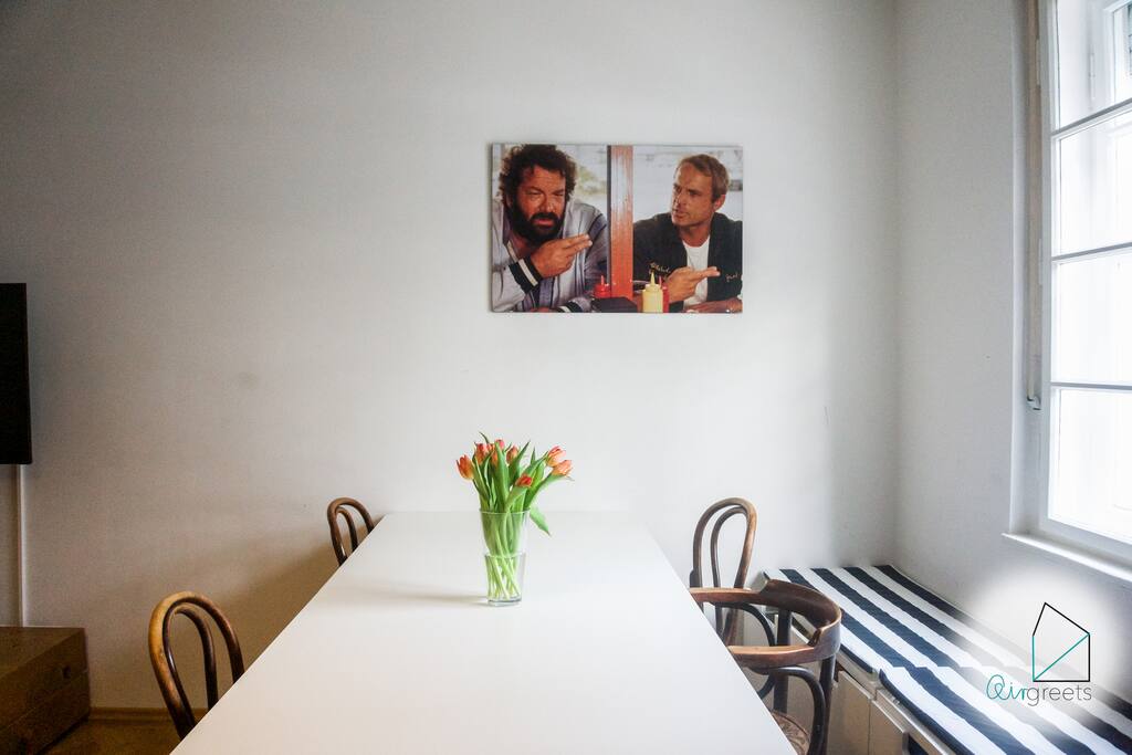 At the dining table you can enjoy your home-cooked meals.