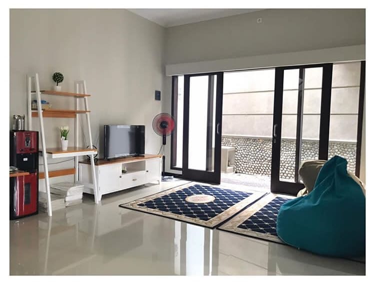 ห้องนั่งเล่นสำหรับครอบครัวชั้นล่างมีเคเบิลทีวี 
นอกจากนี้ยังสามารถใช้สำหรับการประชุมขนาดเล็ก สมาร์ททีวีและ Wi-Fi พร้อมใช้
ห้องนั่งเล่นหลัก