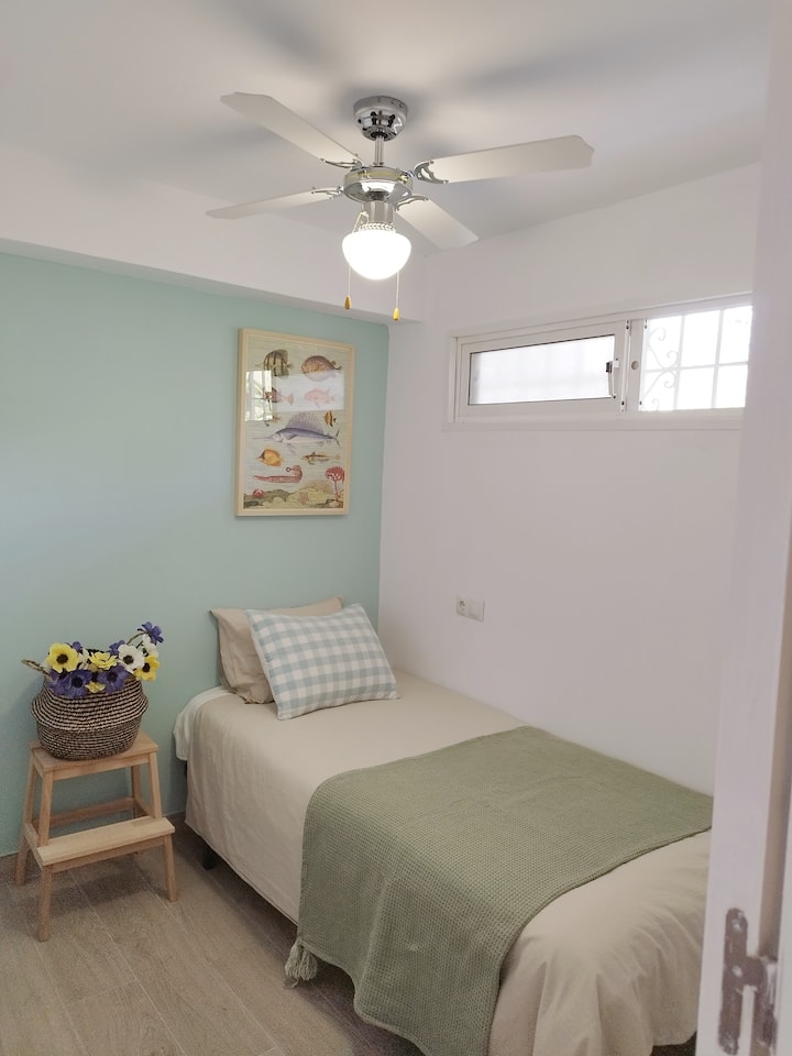 Разполага с втора спалня, единична,дори и да няма климатик