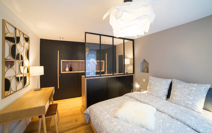 Ruime hoofdslaapkamer, grote kleedkamer en kleedkamer