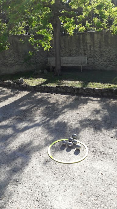 accès à la cours complète, possibilité de jouer aux boules et table de ping pong à disposition