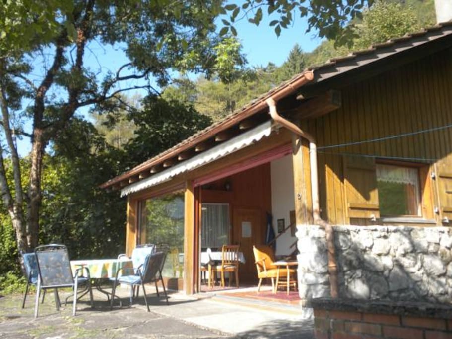 Detached chalet in large, elevated grounds in private holiday residence, located... Allein stehendes Haus auf großem Grundstück in privater Feriensiedlung,...