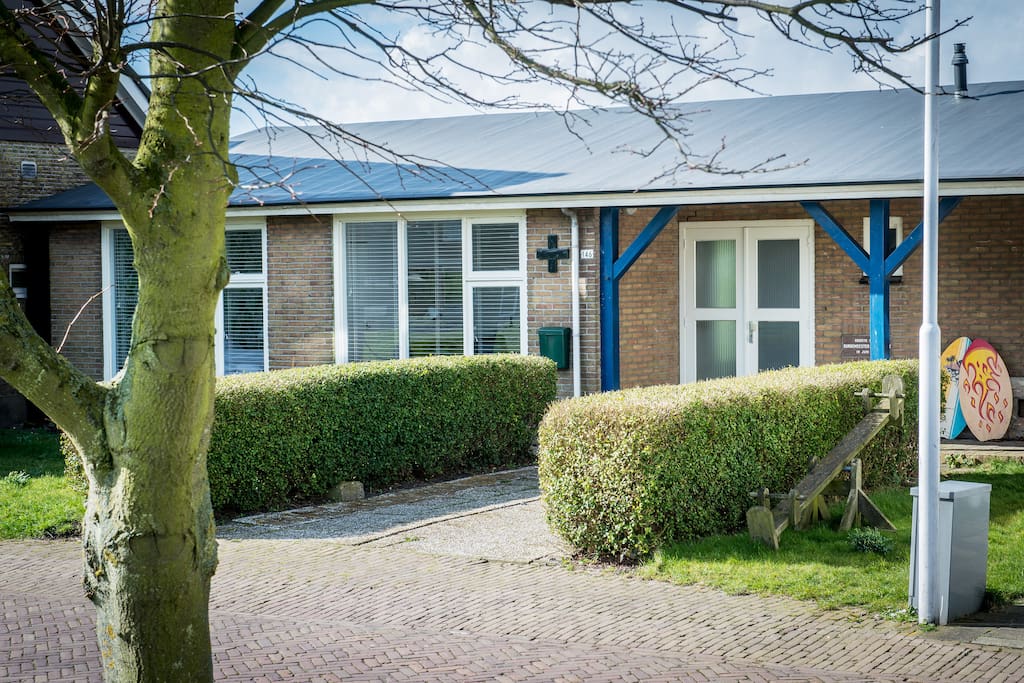 Het vakantiehuis was vroeger het groene kruisgebouw. Het groene kruis aan de voorgevel herinnert nog aan deze tijd.