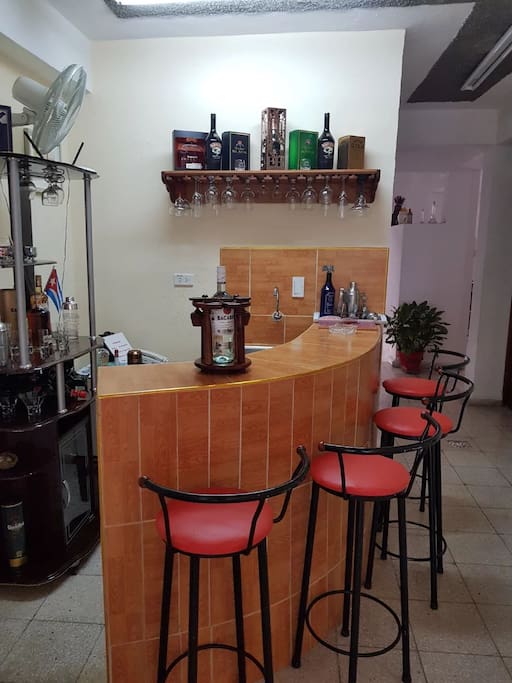 Un cocktail de bienvenue offert à notre bar. Préparation de cockails sur demande.
A welcome cocktail offered at our bar. Preparation of cockails on request.
Un cóctel de bienvenida se ofrecerá en nuestro bar. Preparación de cockails bajo petición.