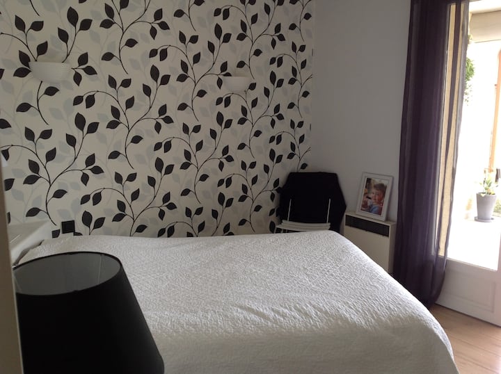 Chumba chenye kiyoyozi - kitanda cha watu wawili - televisheni ya ghorofa ya chini