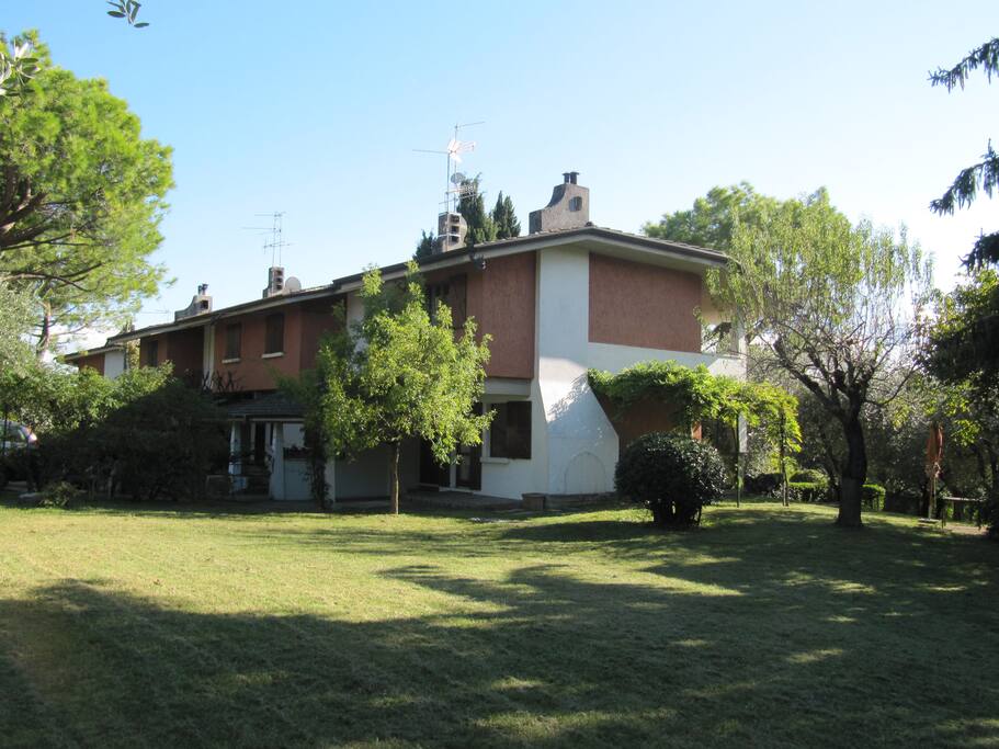 giardino(disponibili barbecue, nuove sedie con tavolo e sdraio per pranzare all'aperto)