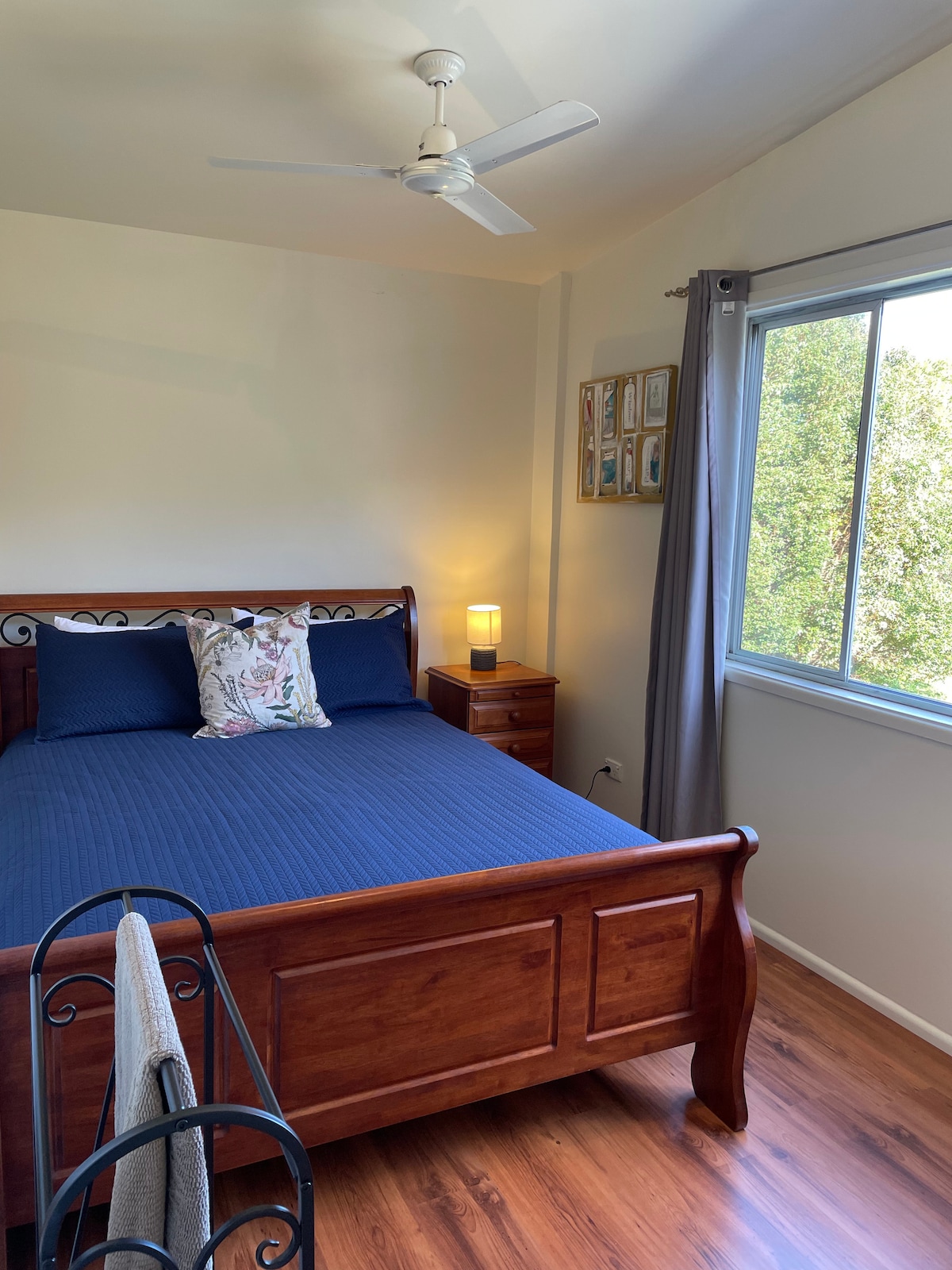 2e slaapkamer. Queensize bed, ventilator. Tekeningen. 