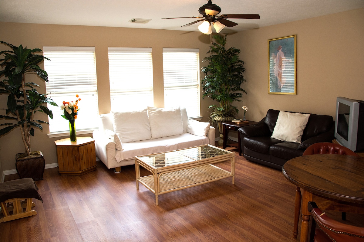 غرفة المعيشة رقم2 - بطاقات اللعب في غرفة المعيشة المنفصلة في الطابق العلوي ، والتي تتميز بأرائك مريحة للغاية ، بالإضافة إلى تلفزيون الكابل!
